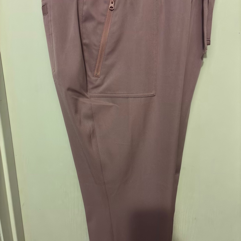 Magellan Outdoors women’s Cargo Pants in Dusty Mauve